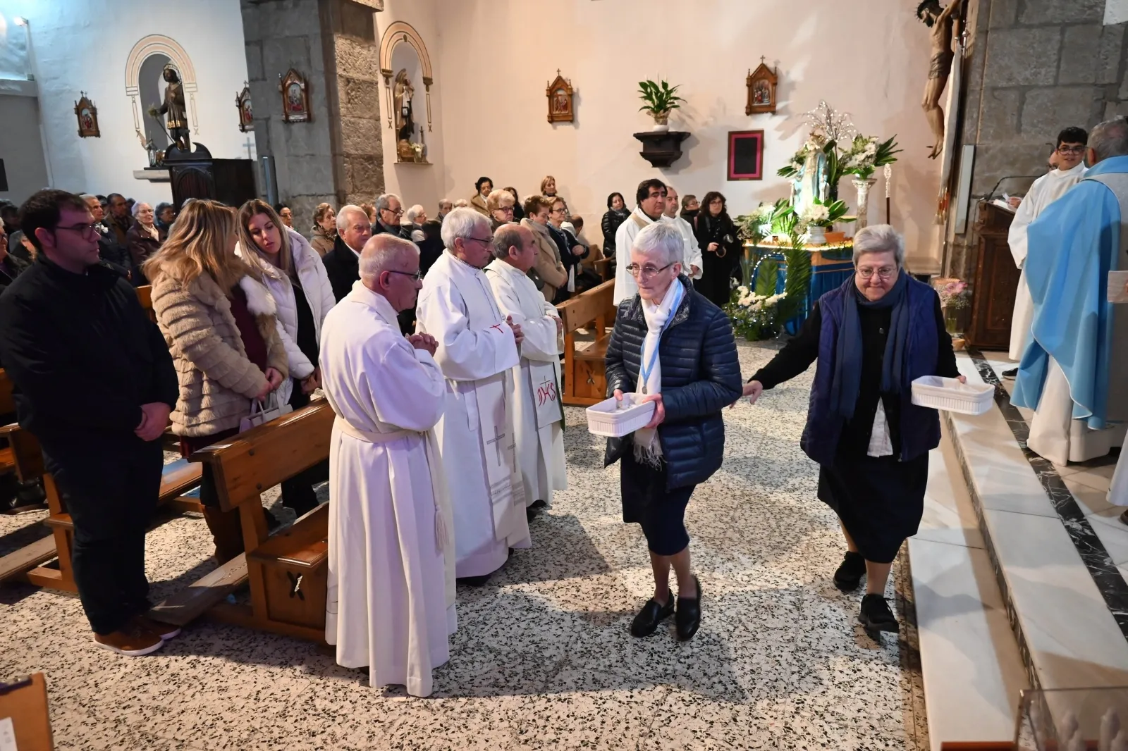 Momento de la celebración de la Eucaristía en la Parroquia de San Andrés