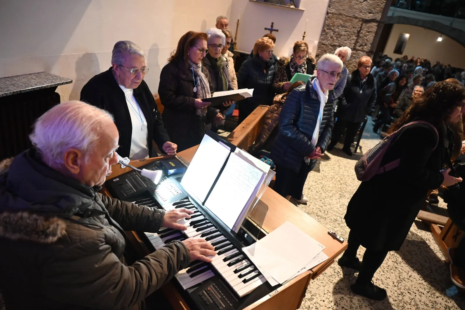 Momento de la celebración de la Eucaristía en la Parroquia de San Andrés