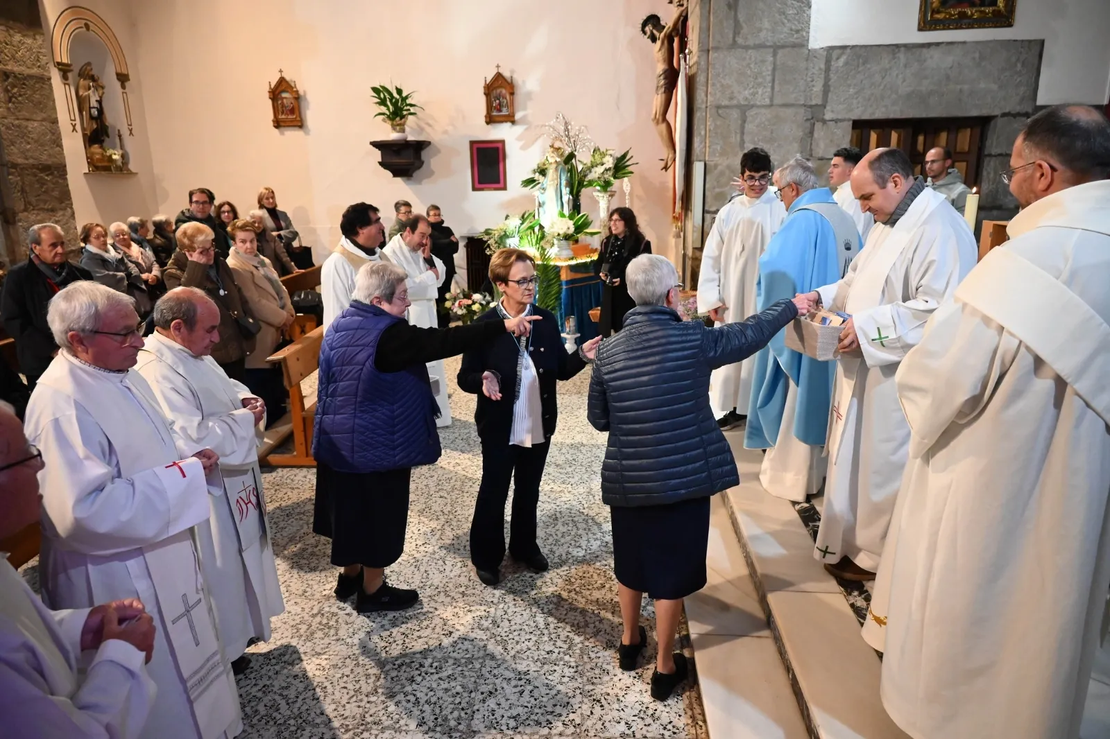 Momento de la celebración de la Eucaristía en la Parroquia de San Andrés