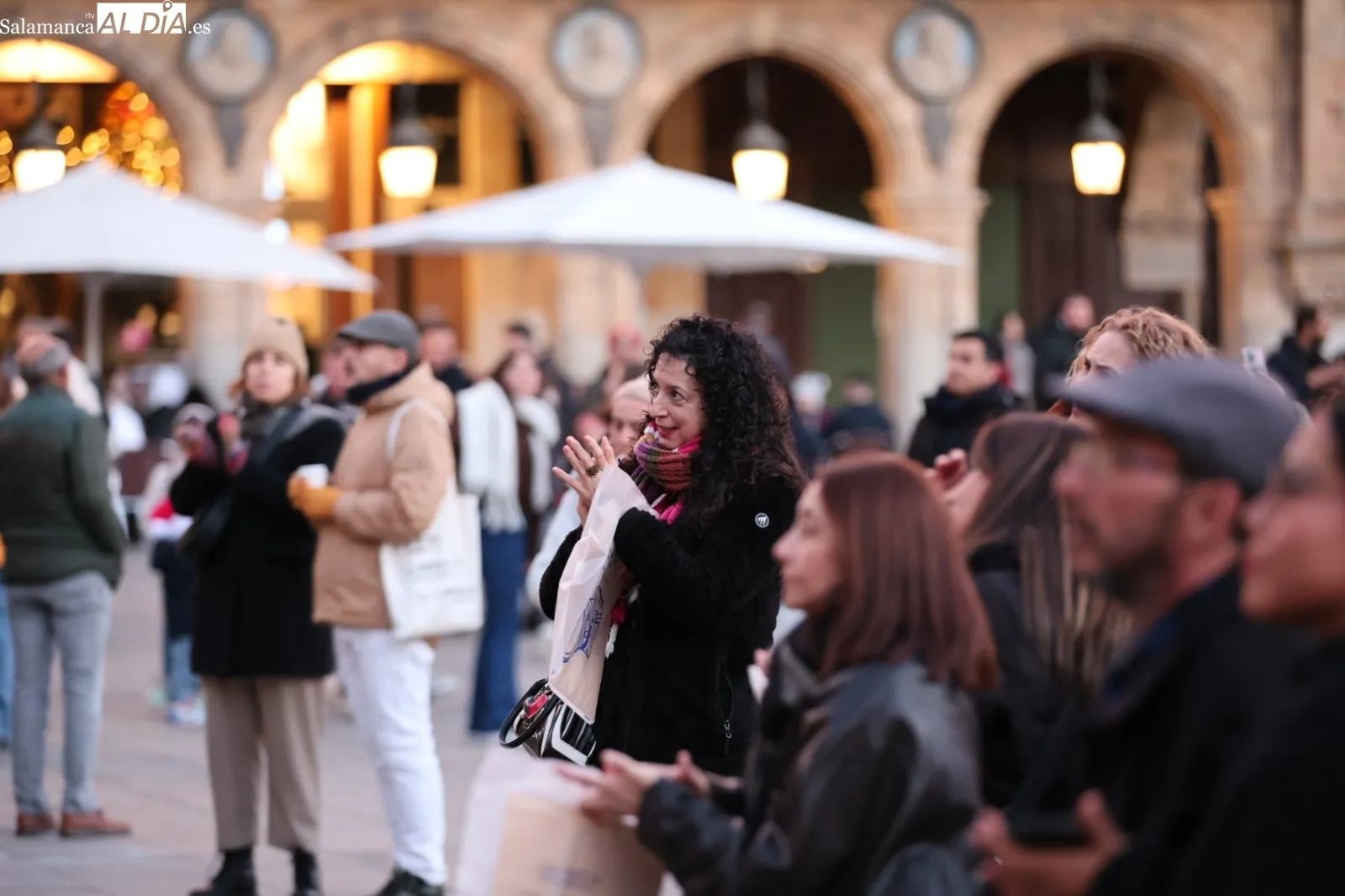 El Trío Resonances ofrece una actuación desde el balcón del Ayuntamiento de Salamanca | FOTOS: David Sañudo 