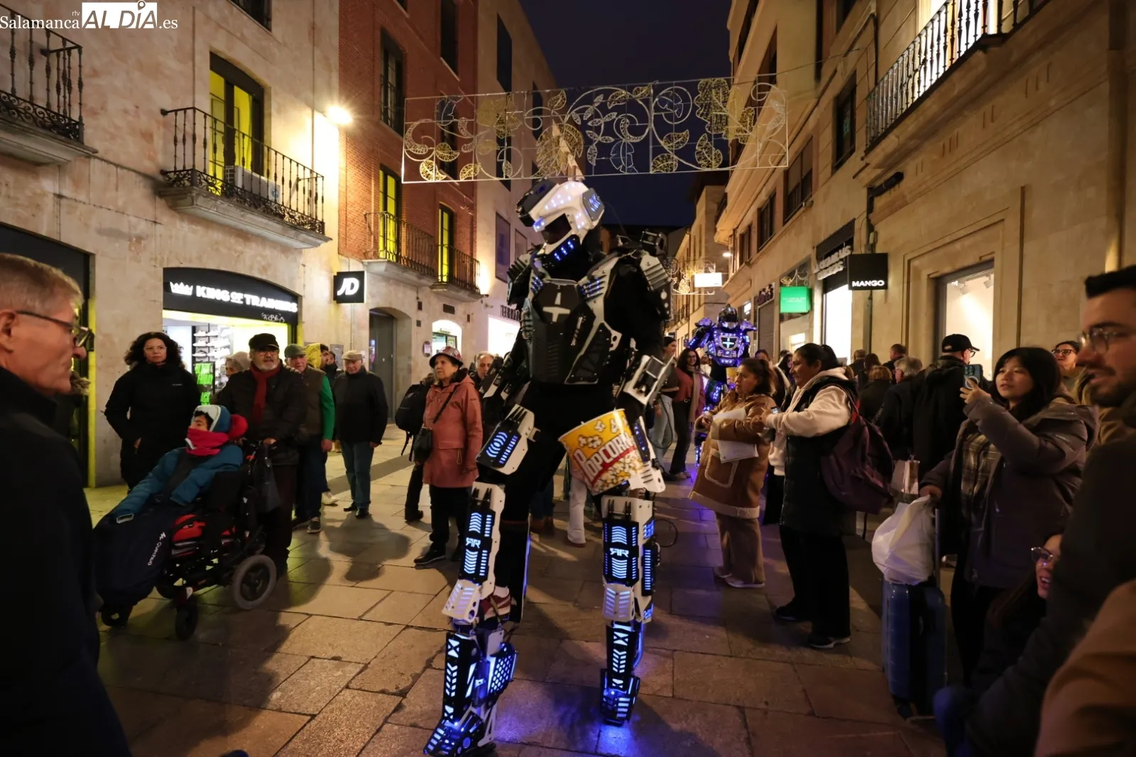 Un pasacalles de robots LED recorrerá el centro de Salamanca para animar la actividad comercial | FOTOS: David Sañudo