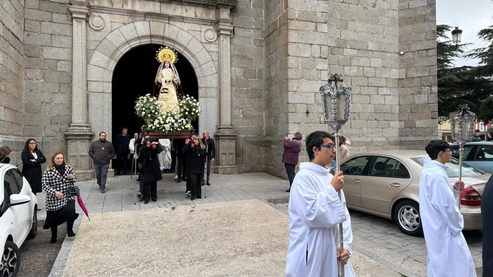 Foto 2 - Devoci&oacute;n y emoci&oacute;n en el d&iacute;a grande de Nuestra Se&ntilde;ora de las L&aacute;grimas