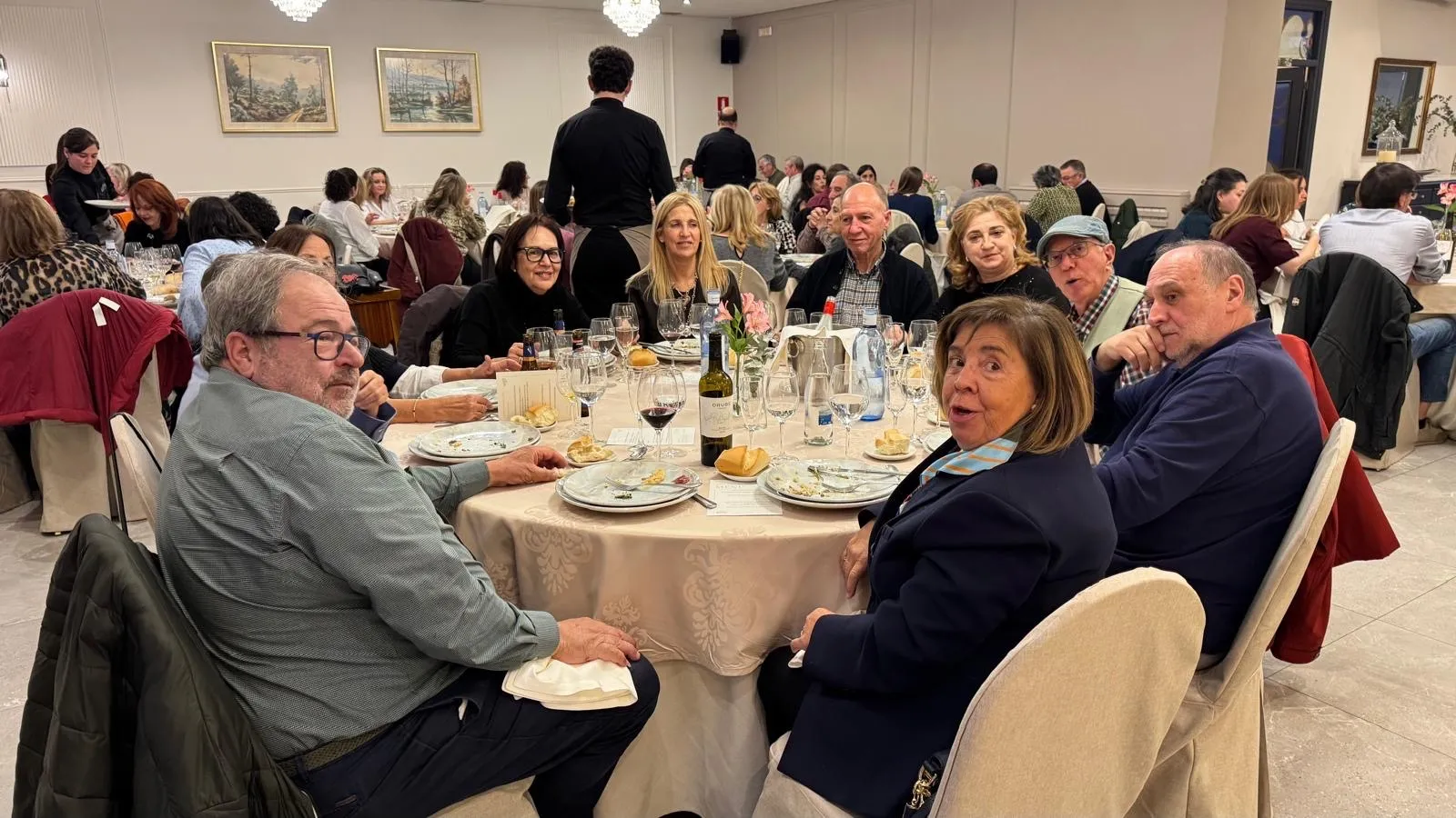 Foto 4 - Una jubilaci&oacute;n entre aplausos: emotiva despedida al doctor Alfonso S&aacute;nchez Escudero