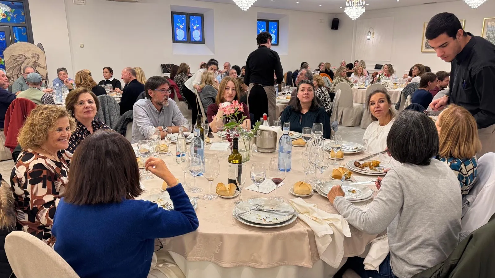 Foto 6 - Una jubilaci&oacute;n entre aplausos: emotiva despedida al doctor Alfonso S&aacute;nchez Escudero