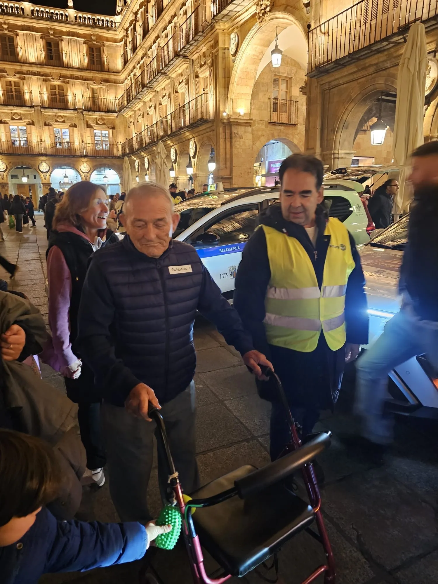 Usuarios de la Residencia Montevideo disfrutan de las luces de Navidad en Salamanca 