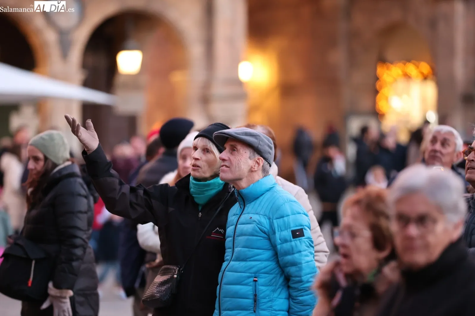 El Trío Resonances ofrece una actuación desde el balcón del Ayuntamiento de Salamanca | FOTOS: David Sañudo 