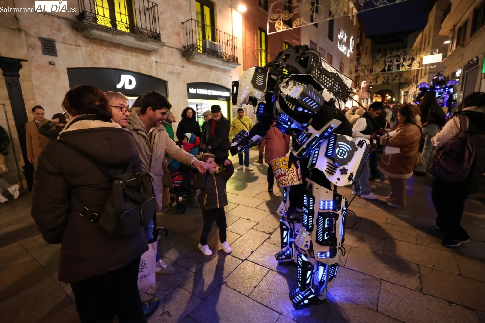Un pasacalles de robots LED recorrerá el centro de Salamanca para animar la actividad comercial | FOTOS: David Sañudo