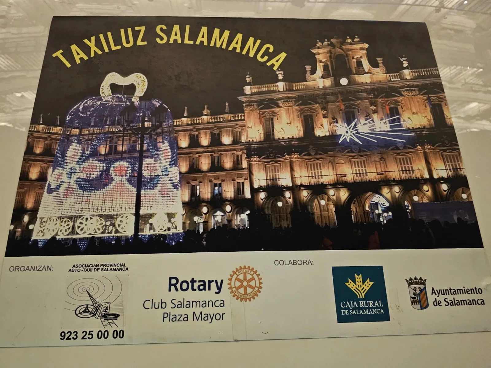 Usuarios de la Residencia Montevideo disfrutan de las luces de Navidad en Salamanca 