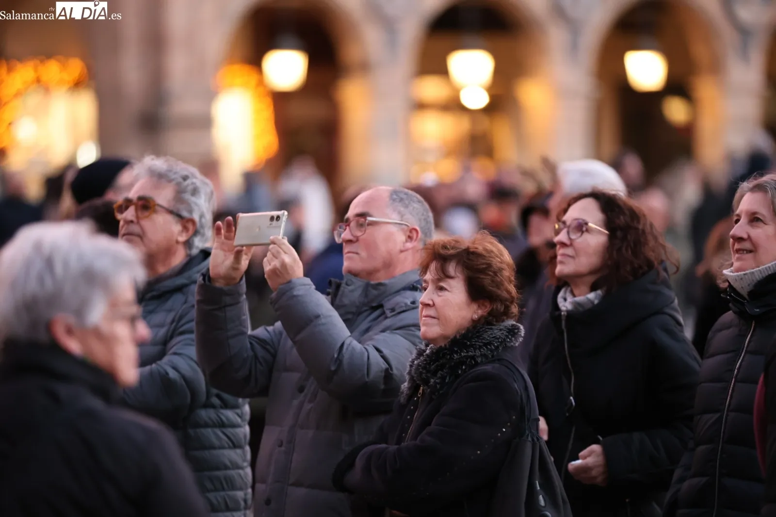 El Trío Resonances ofrece una actuación desde el balcón del Ayuntamiento de Salamanca | FOTOS: David Sañudo 