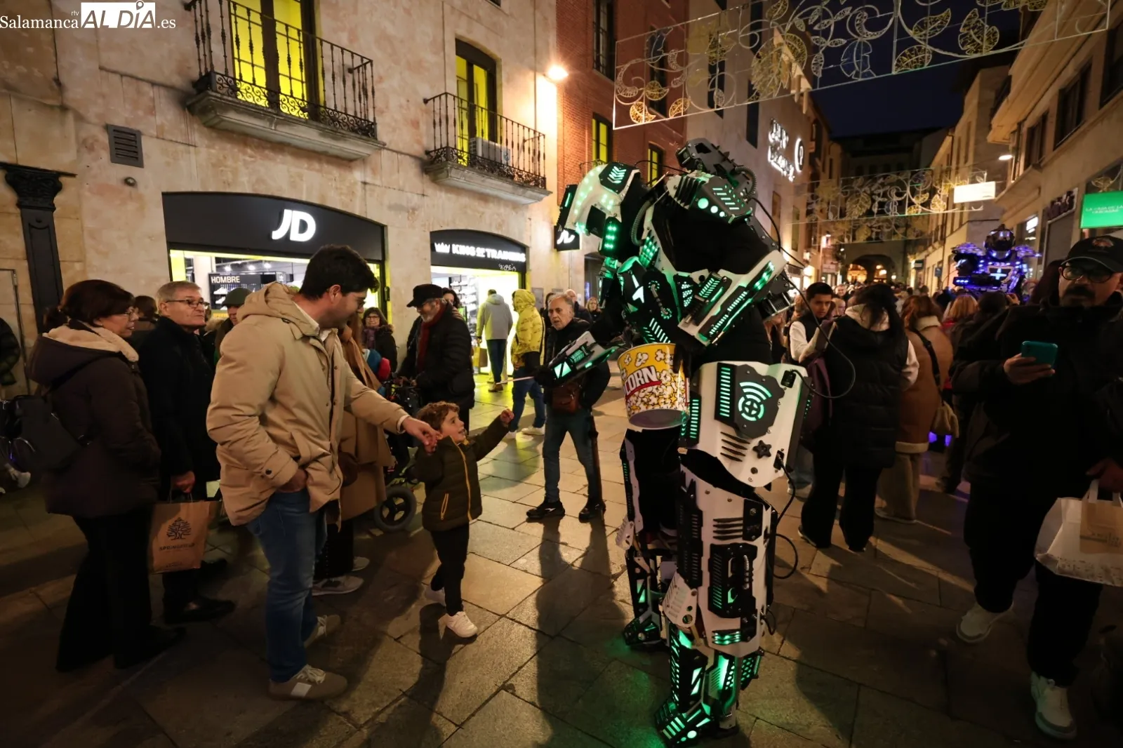 Un pasacalles de robots LED recorrerá el centro de Salamanca para animar la actividad comercial | FOTOS: David Sañudo