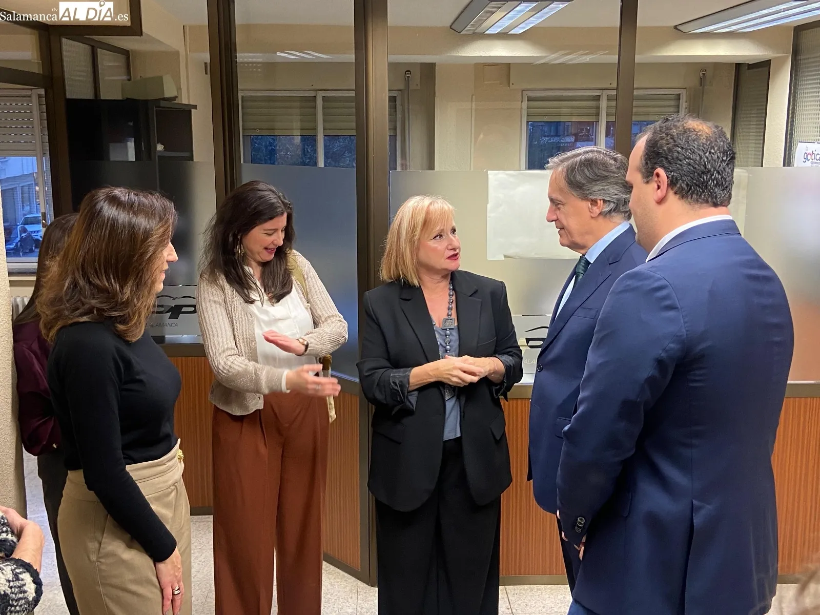 La consejera de Industria, Comercio y Empleo, Leticia García, y el presidente del Partido Popular de Salamanca, Carlos García Carbayo, en un acto por el empleo y los autónomos | FOTOS: Vanesa Martins