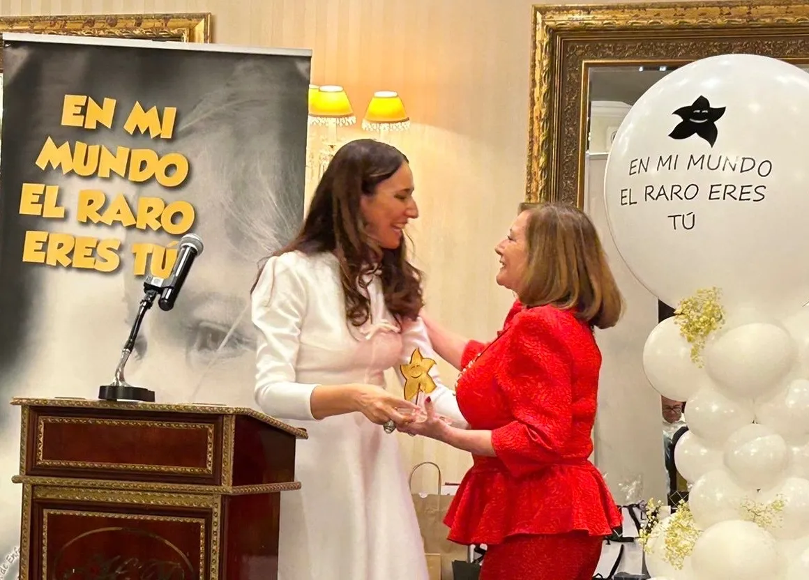 Foto 6 - AERSCyL premia al Ayuntamiento de Pe&ntilde;aranda por su apoyo a la asociaci&oacute;n y la solidaridad