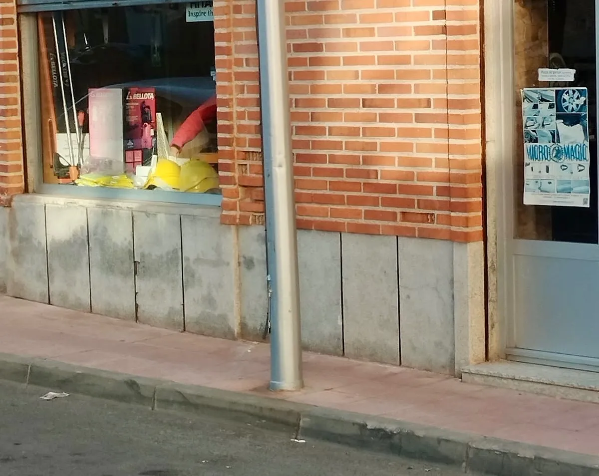 Foto 7 - Pe&ntilde;aranda en Com&uacute;n hace un llamamiento para retirar los postes el&eacute;ctricos y de telefon&iacute;a del acerado