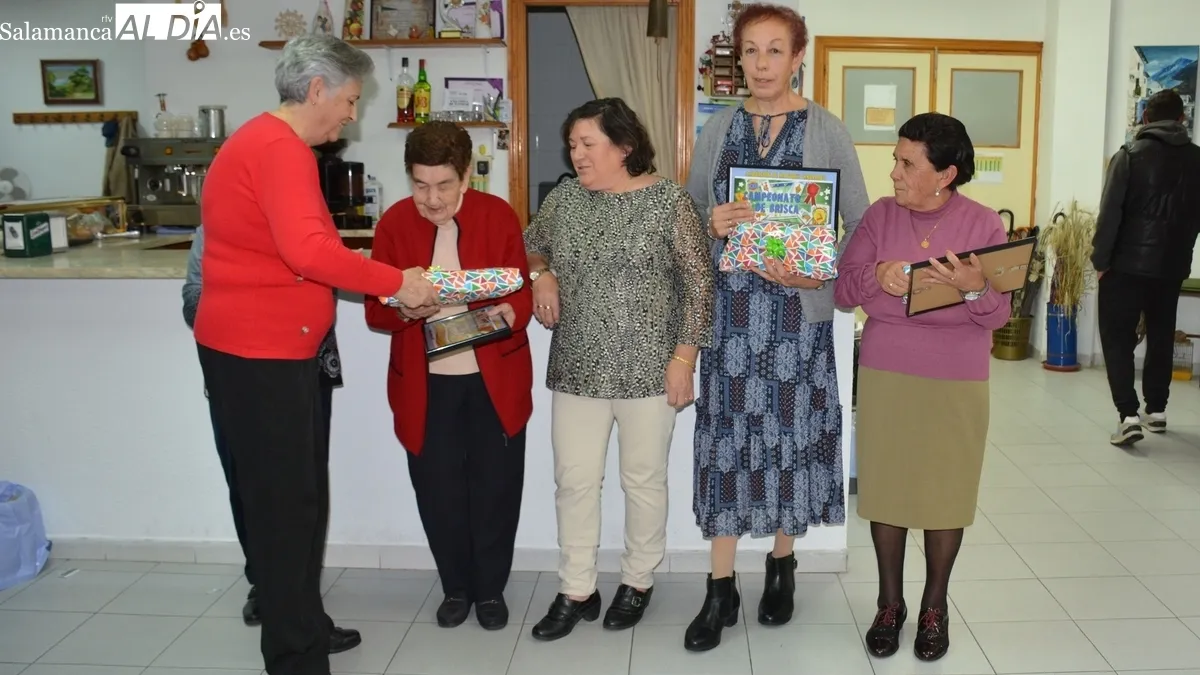 Las mujeres se imponen en el campeonato de brisca de la asociación de jubilados de Lumbrales / INFOTUR