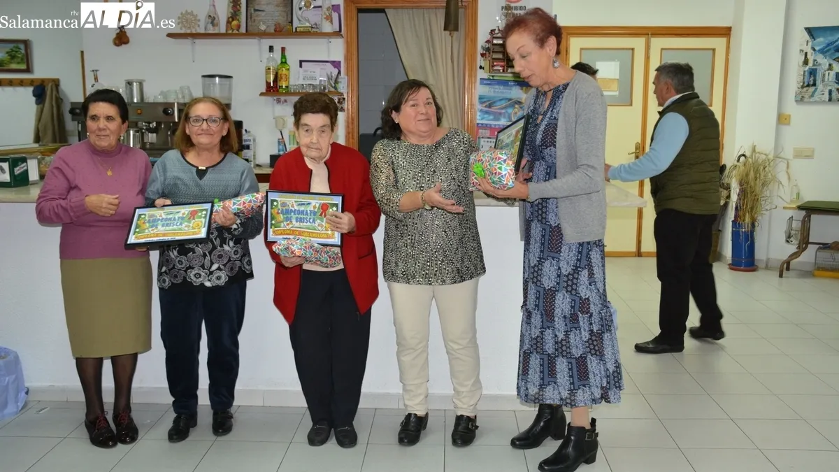 Las mujeres se imponen en el campeonato de brisca de la asociación de jubilados de Lumbrales / INFOTUR