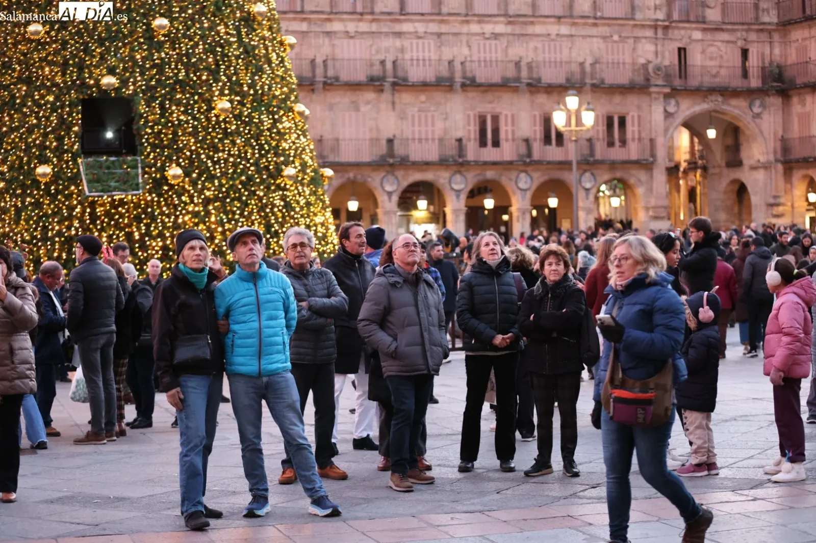 El Trío Resonances ofrece una actuación desde el balcón del Ayuntamiento de Salamanca | FOTOS: David Sañudo 