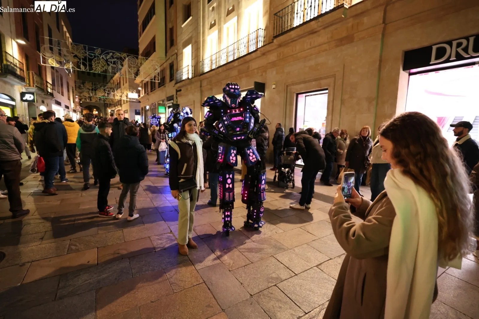 Un pasacalles de robots LED recorrerá el centro de Salamanca para animar la actividad comercial | FOTOS: David Sañudo