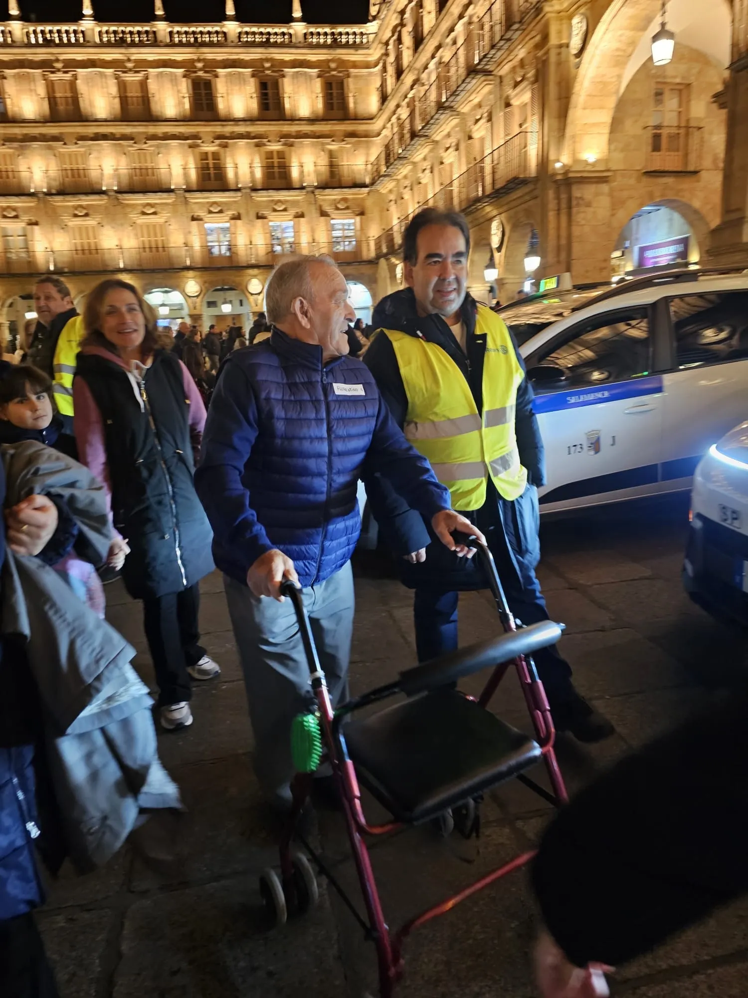 Usuarios de la Residencia Montevideo disfrutan de las luces de Navidad en Salamanca 