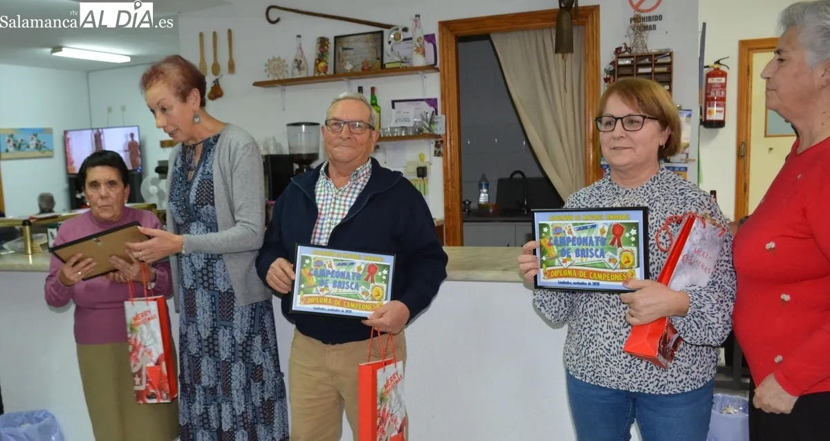 Las mujeres se imponen en el campeonato de brisca de la asociación de jubilados de Lumbrales / INFOTUR