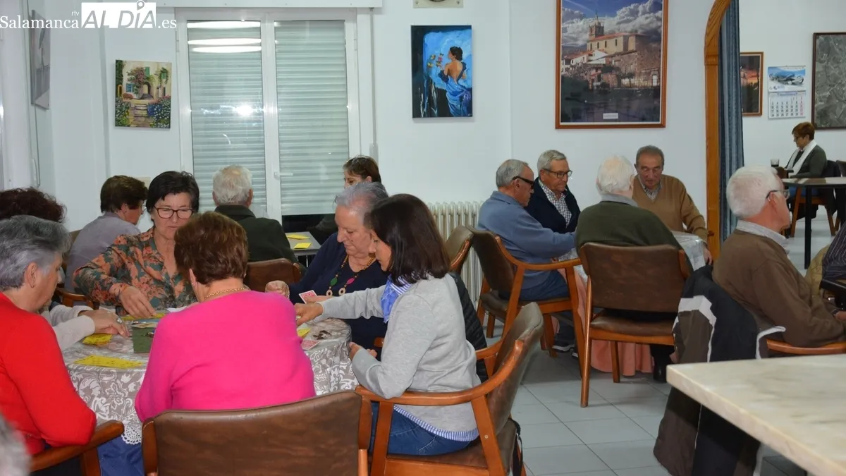 Las mujeres se imponen en el campeonato de brisca de la asociación de jubilados de Lumbrales / INFOTUR