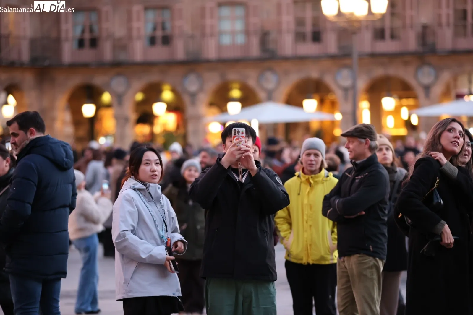 El Trío Resonances ofrece una actuación desde el balcón del Ayuntamiento de Salamanca | FOTOS: David Sañudo 