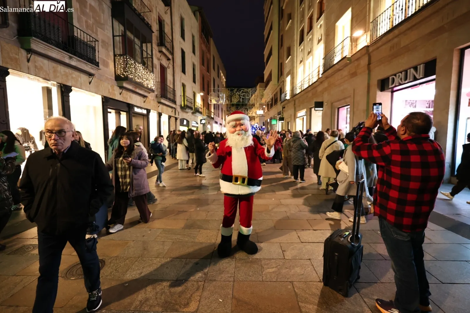 Un pasacalles de robots LED recorrerá el centro de Salamanca para animar la actividad comercial | FOTOS: David Sañudo