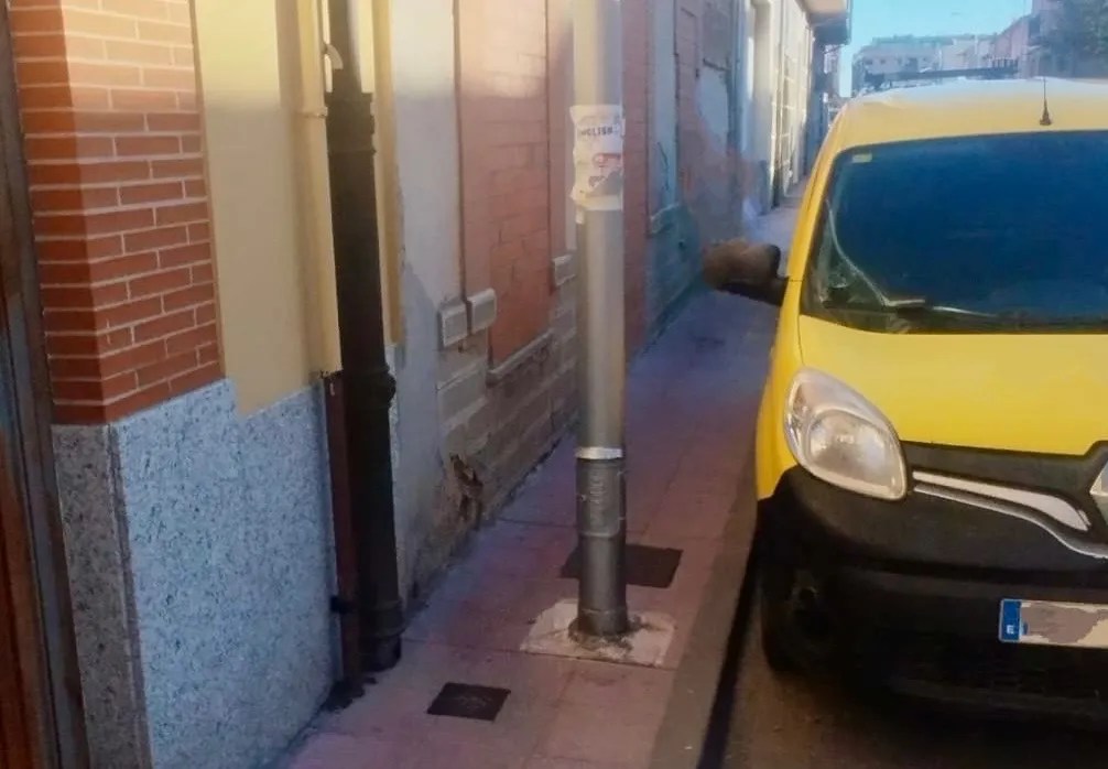 Foto 3 - Pe&ntilde;aranda en Com&uacute;n hace un llamamiento para retirar los postes el&eacute;ctricos y de telefon&iacute;a del acerado