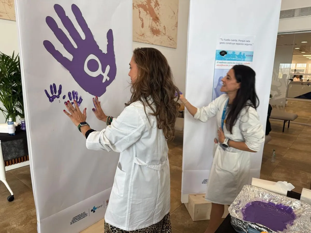 Foto 2 - Manos moradas en el Hospital de Salamanca para visibilizar y detectar la violencia de g&eacute;nero