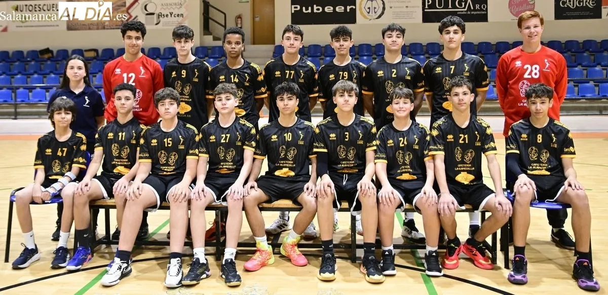 El Balonmano Ciudad de Salamanca exhibe la fortaleza de su proyecto con las fotos oficiales