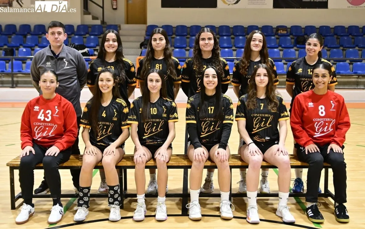 El Balonmano Ciudad de Salamanca exhibe la fortaleza de su proyecto con las fotos oficiales