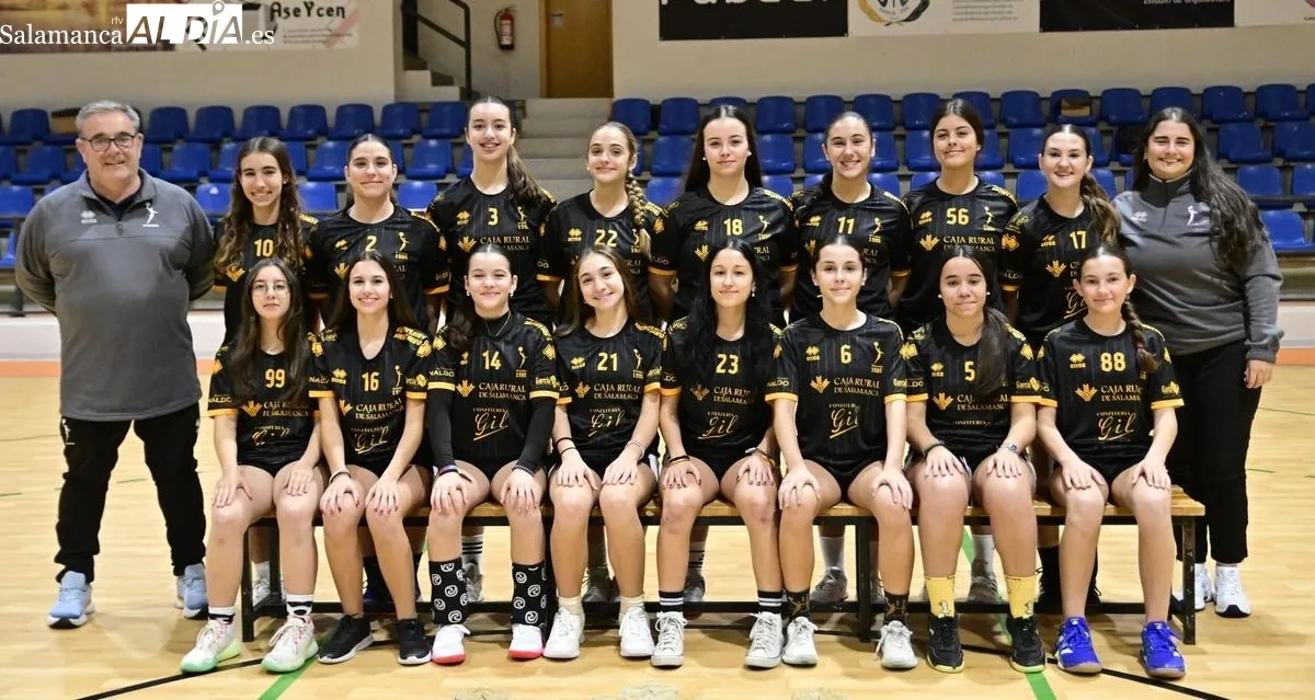 El Balonmano Ciudad de Salamanca exhibe la fortaleza de su proyecto con las fotos oficiales
