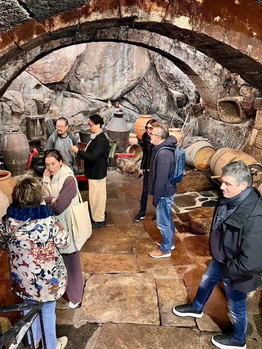 Visita a una de las bodegas subterráneas 