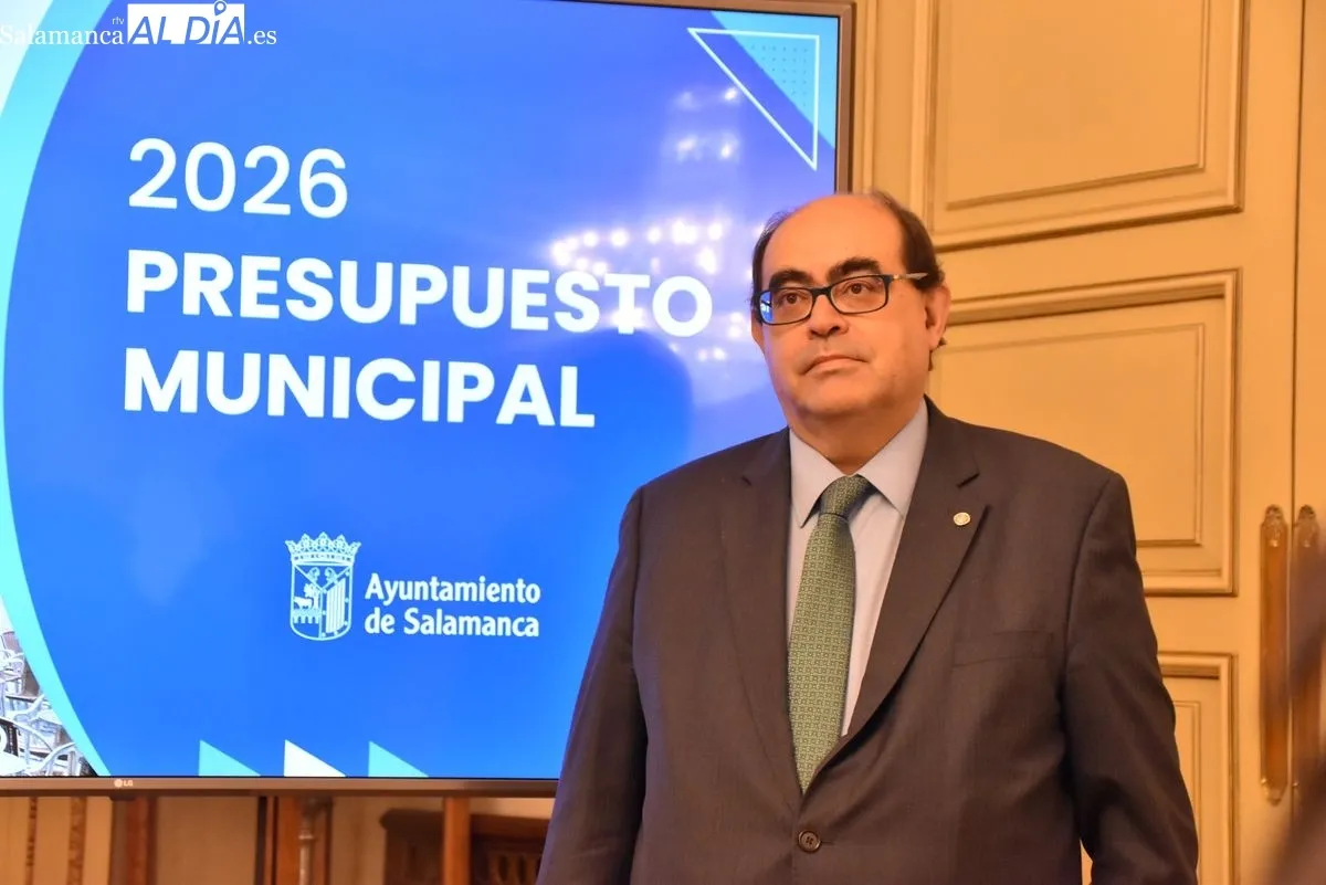 El alcalde de Salamanca, Carlos García Carbayo, y el concejal de Hacienda, Régimen Interior y Contratación, Fernando Rodríguez, en la presentación de los presupuestos municipales para 2026. Foto V. Martins