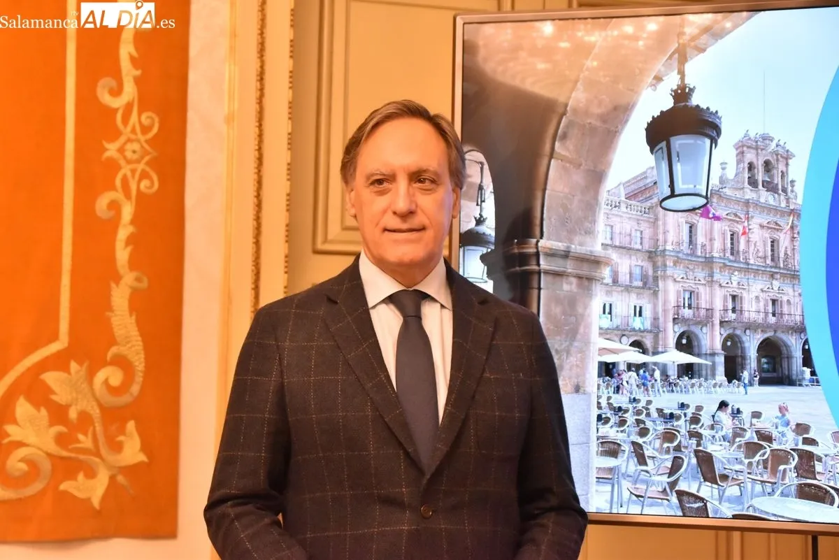 El alcalde de Salamanca, Carlos García Carbayo, y el concejal de Hacienda, Régimen Interior y Contratación, Fernando Rodríguez, en la presentación de los presupuestos municipales para 2026. Foto V. Martins