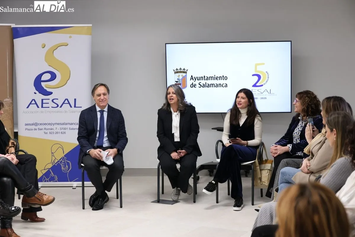 El alcalde de Salamanca, Carlos García Carbayo, en un encuentro con cerca de medio centenar de mujeres pertenecientes a la Asociación de Empresarias de Salamanca (Aesal). Foto David Sañudo