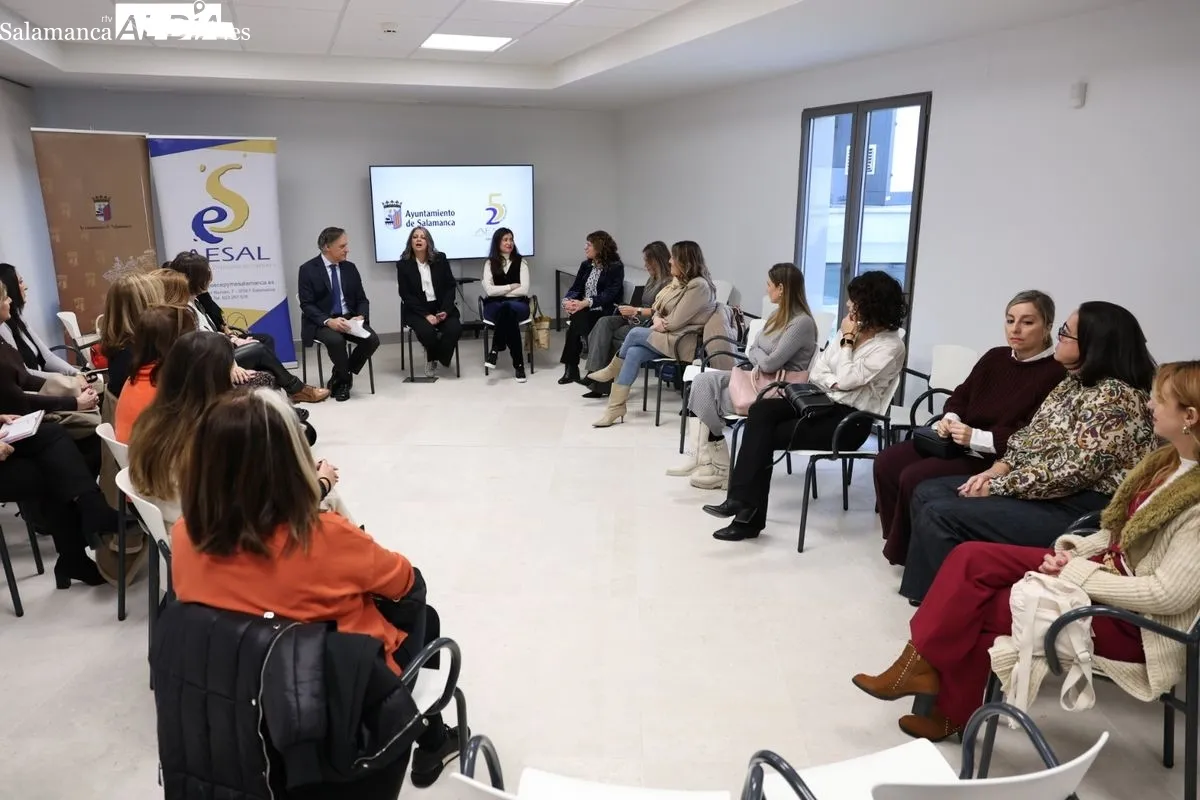 El alcalde de Salamanca, Carlos García Carbayo, en un encuentro con cerca de medio centenar de mujeres pertenecientes a la Asociación de Empresarias de Salamanca (Aesal). Foto David Sañudo