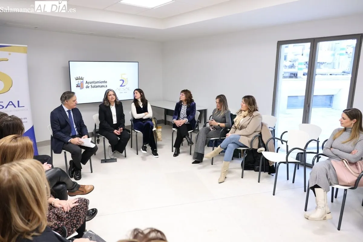 El alcalde de Salamanca, Carlos García Carbayo, en un encuentro con cerca de medio centenar de mujeres pertenecientes a la Asociación de Empresarias de Salamanca (Aesal). Foto David Sañudo