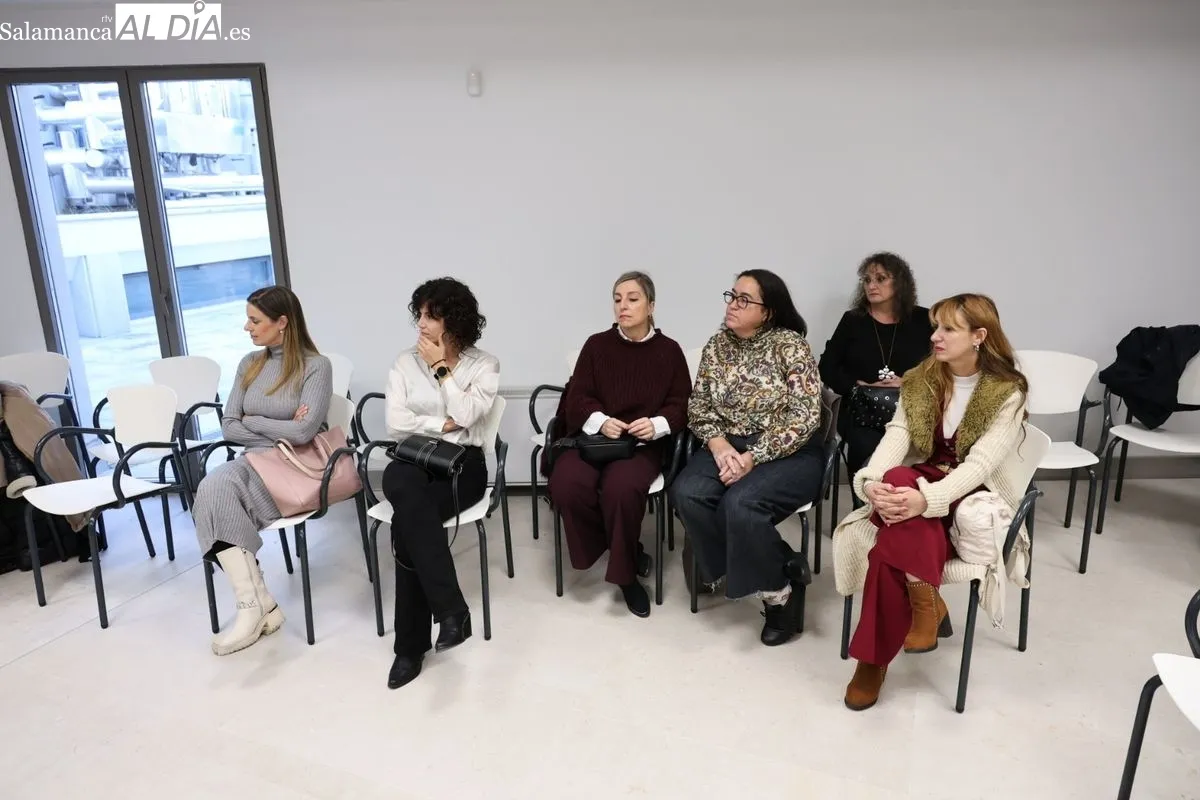 El alcalde de Salamanca, Carlos García Carbayo, en un encuentro con cerca de medio centenar de mujeres pertenecientes a la Asociación de Empresarias de Salamanca (Aesal). Foto David Sañudo