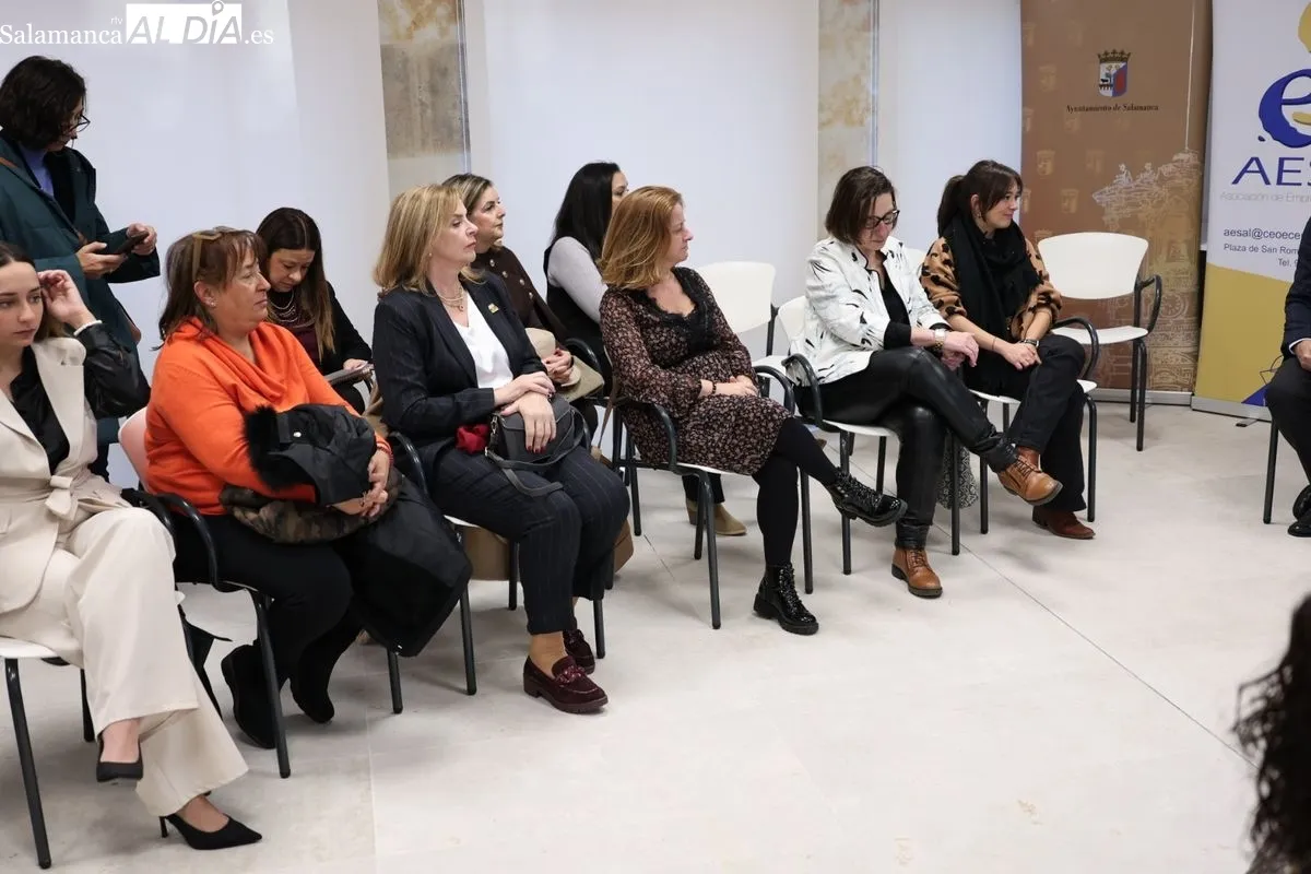 El alcalde de Salamanca, Carlos García Carbayo, en un encuentro con cerca de medio centenar de mujeres pertenecientes a la Asociación de Empresarias de Salamanca (Aesal). Foto David Sañudo