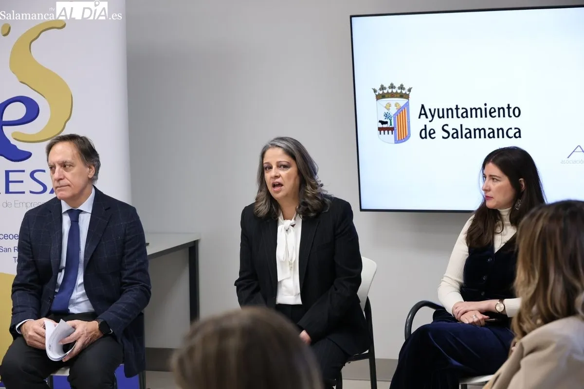 El alcalde de Salamanca, Carlos García Carbayo, en un encuentro con cerca de medio centenar de mujeres pertenecientes a la Asociación de Empresarias de Salamanca (Aesal). Foto David Sañudo