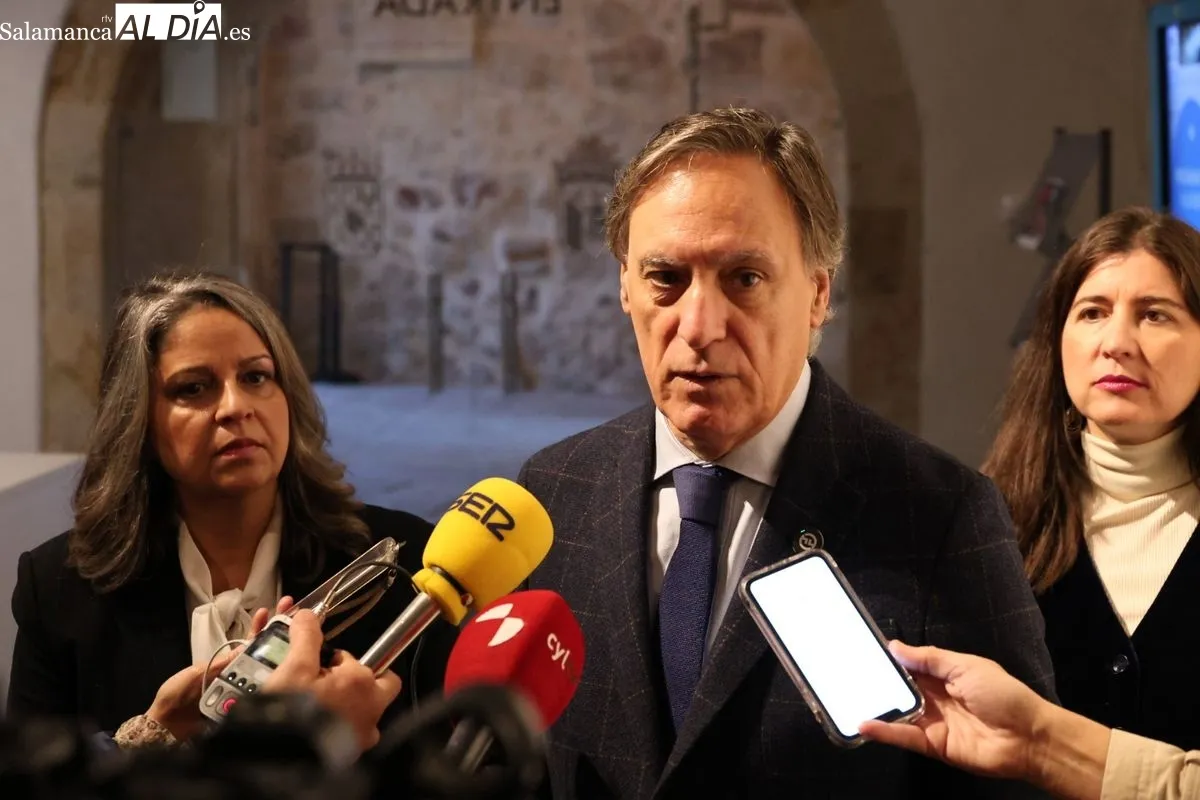 El alcalde de Salamanca, Carlos García Carbayo, en un encuentro con cerca de medio centenar de mujeres pertenecientes a la Asociación de Empresarias de Salamanca (Aesal). Foto David Sañudo