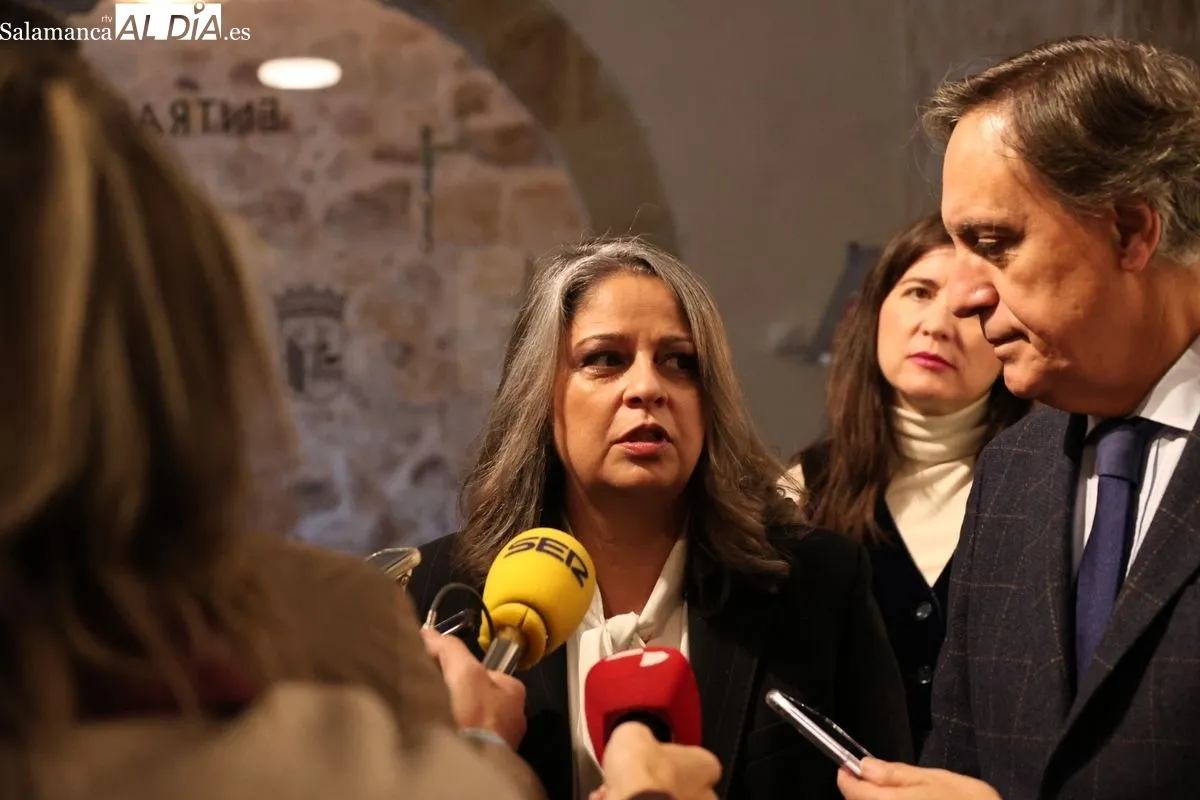 El alcalde de Salamanca, Carlos García Carbayo, en un encuentro con cerca de medio centenar de mujeres pertenecientes a la Asociación de Empresarias de Salamanca (Aesal). Foto David Sañudo