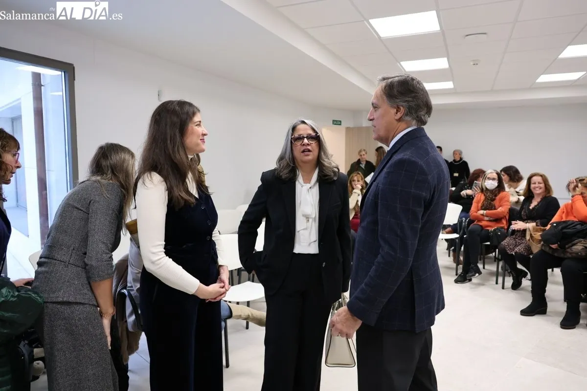 El alcalde de Salamanca, Carlos García Carbayo, en un encuentro con cerca de medio centenar de mujeres pertenecientes a la Asociación de Empresarias de Salamanca (Aesal). Foto David Sañudo