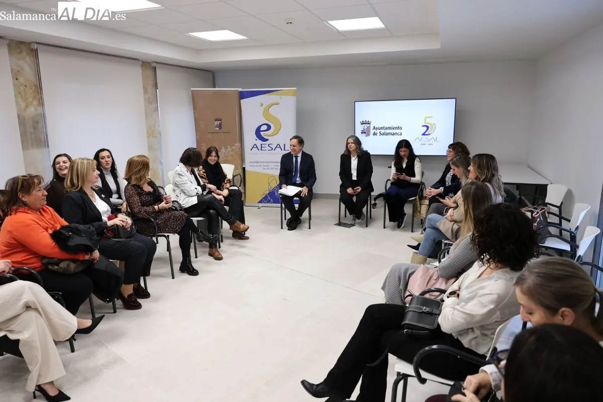 El alcalde de Salamanca, Carlos García Carbayo, en un encuentro con cerca de medio centenar de mujeres pertenecientes a la Asociación de Empresarias de Salamanca (Aesal). Foto David Sañudo