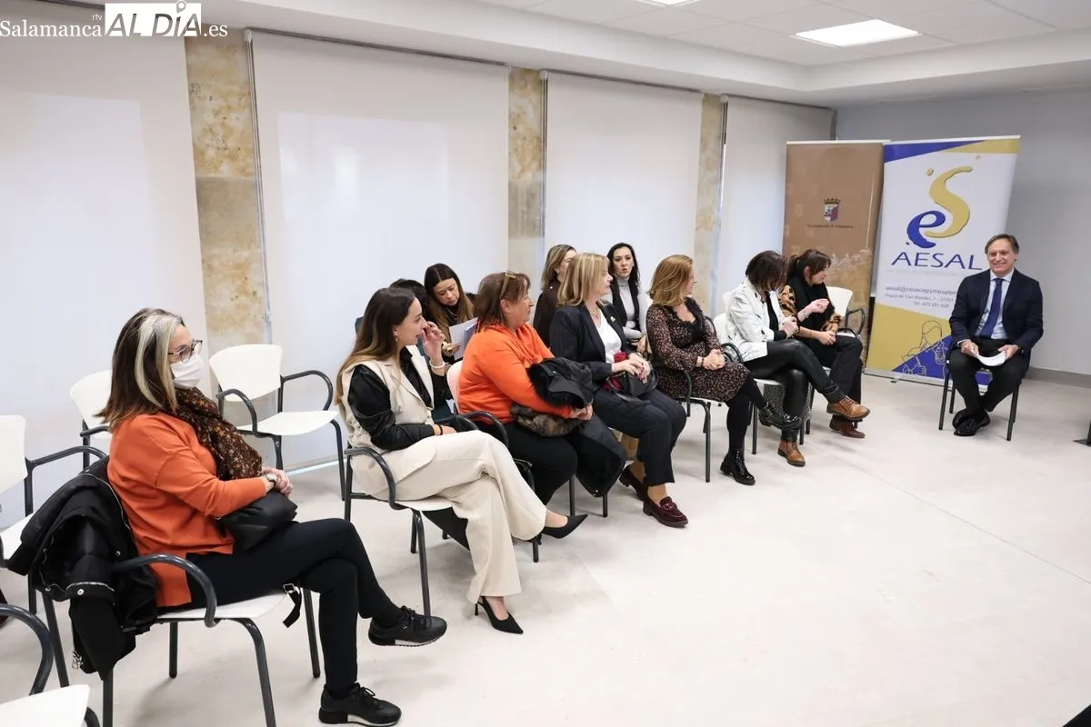 El alcalde de Salamanca, Carlos García Carbayo, en un encuentro con cerca de medio centenar de mujeres pertenecientes a la Asociación de Empresarias de Salamanca (Aesal). Foto David Sañudo