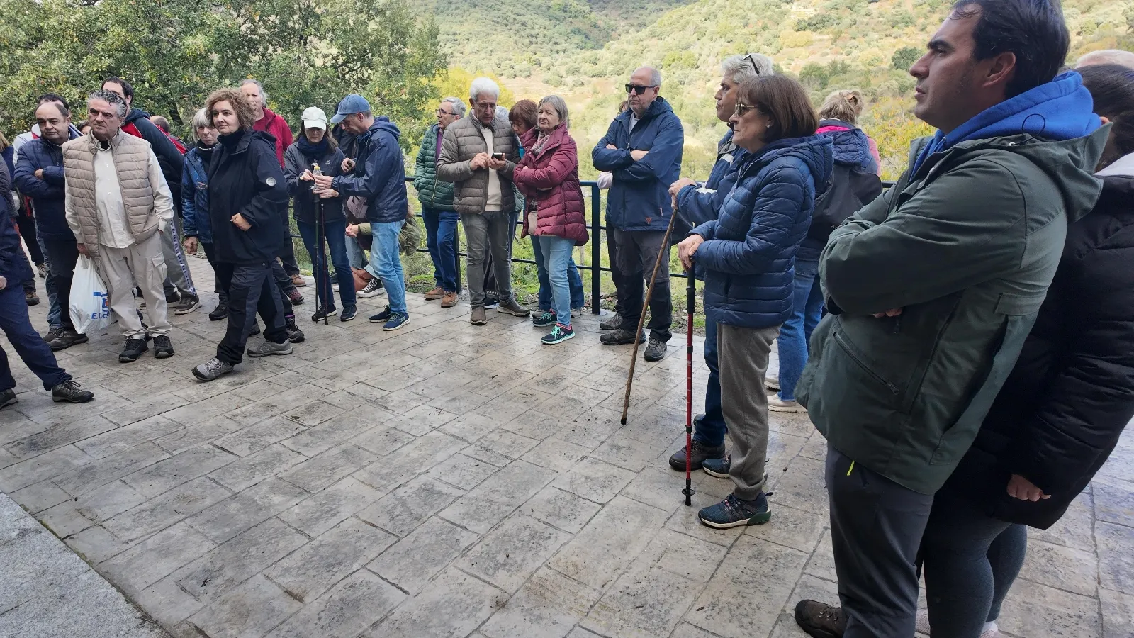 Vino, arte y senderismo: la fórmula de 'Catando un territorio' triunfa en San Esteban de la Sierra 