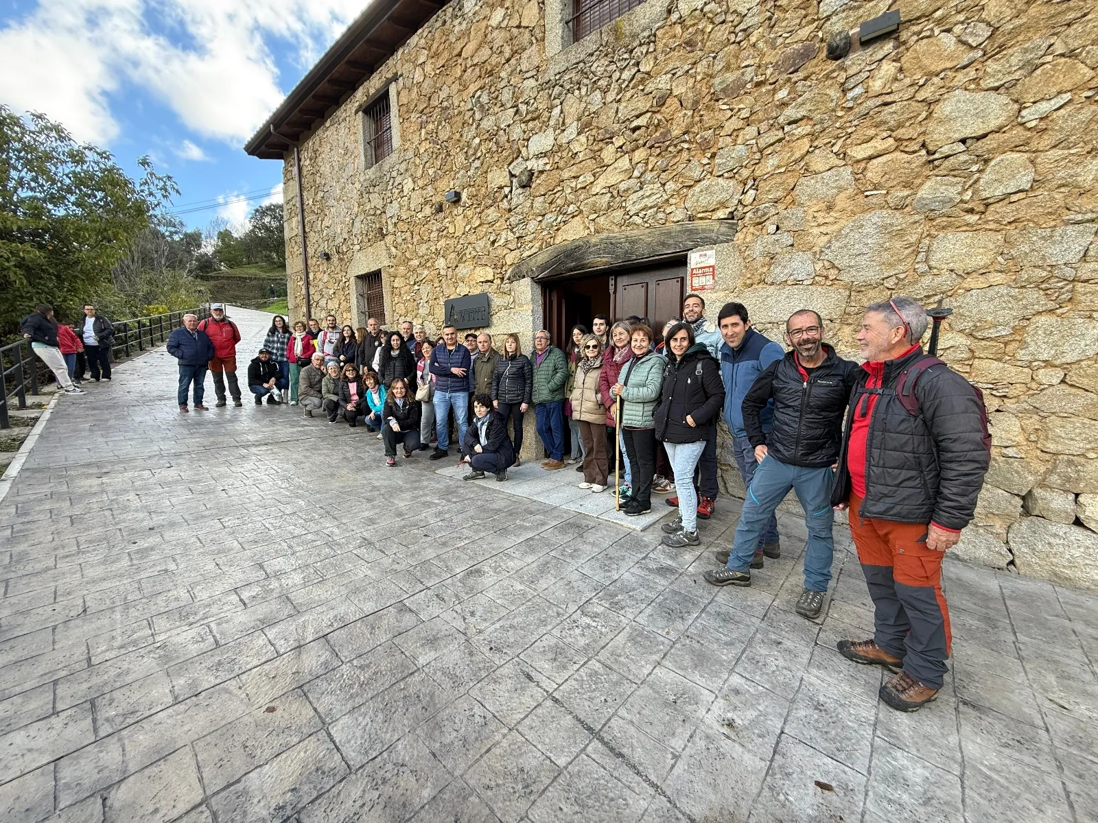 Vino, arte y senderismo: la fórmula de 'Catando un territorio' triunfa en San Esteban de la Sierra 