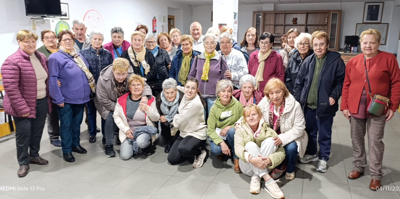 Un nutrido grupo de vecinos de Navasfrías asiste a un taller impartido por Popy Vegas