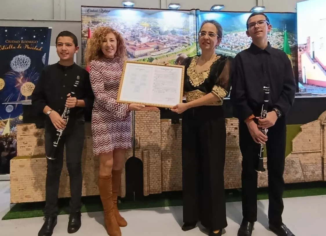 Foto 2 - Emma de Dios &Aacute;lvarez estrena junto a sus hijos en INTUR una canci&oacute;n sobre el Museo del Orinal