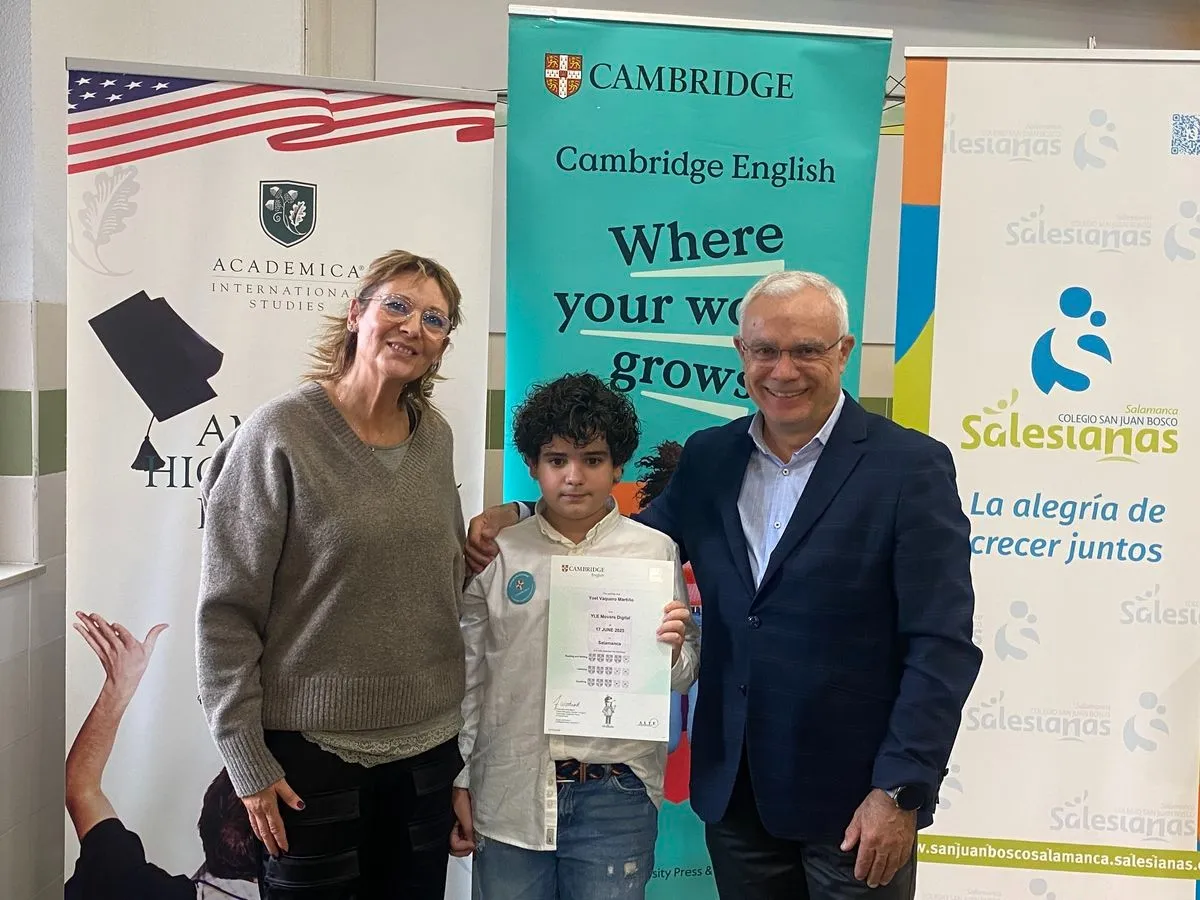Alumnos del Colegio San Juan Bosco con los certificados de Cambridge